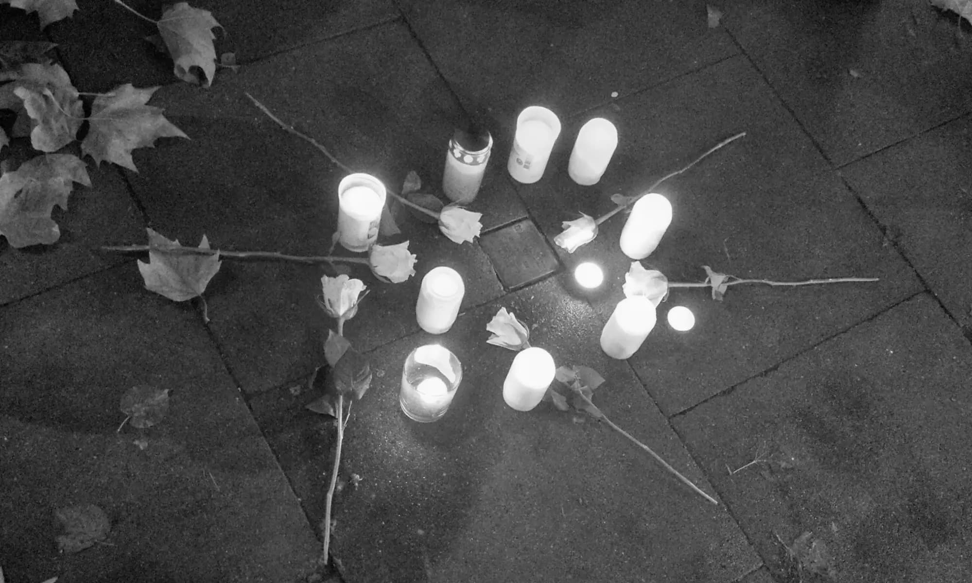 Kerzen am Stolperstein in Bramfeld
