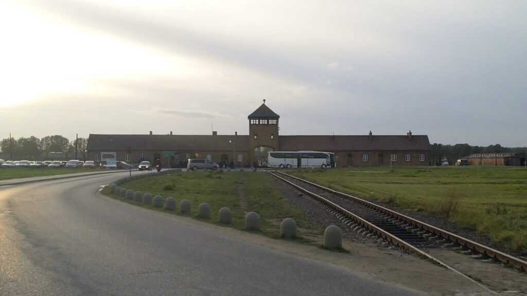Bus vor dem Haupttor KZ Auschwitz-Birkenau