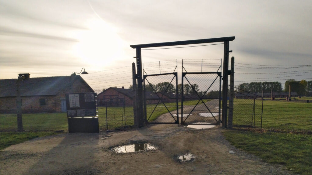 Geschlossenes Tor im Vernichtungslager Birkenau