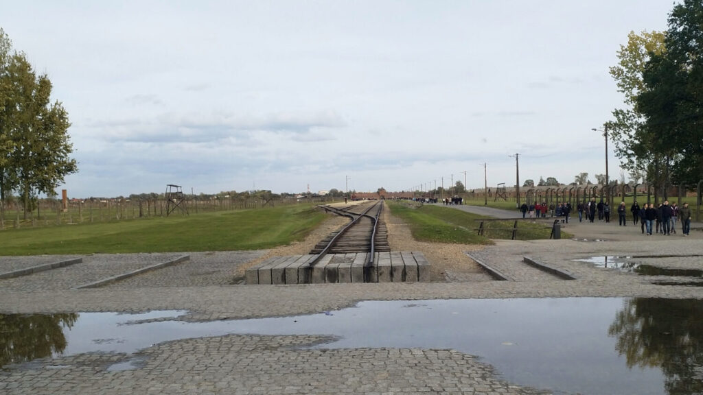 Schienen zum Haupttor vom KZ Auschwitz-Birkenau