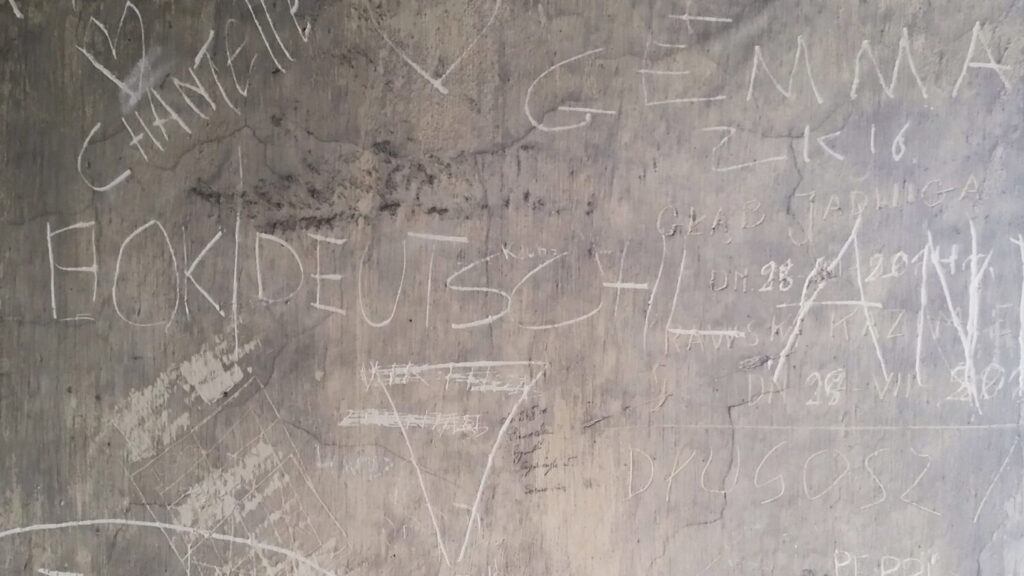 Wandkritzeleien in Waschraum im Lager Birkenau