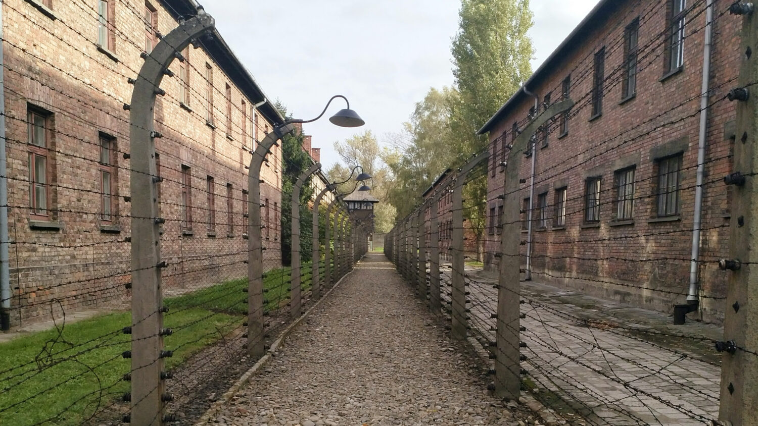 Zaun und Unterkünfte im Stammlager