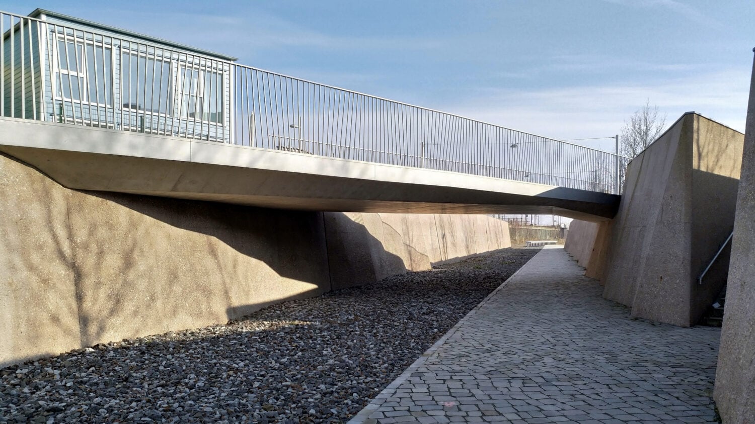 Brücke über den Gedenkstättenzugang