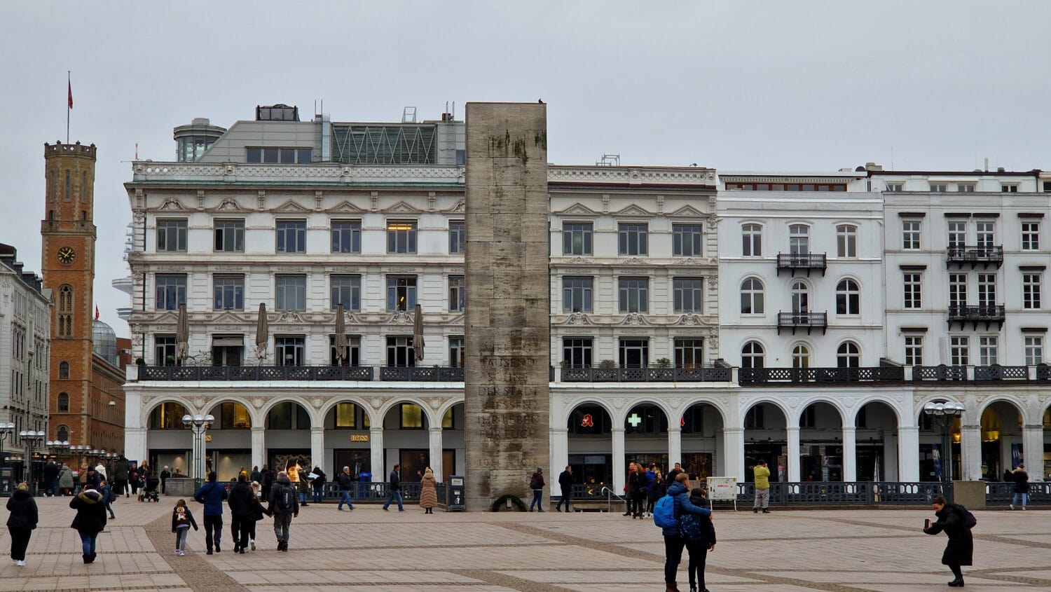 Denkmal für die Gefallenen beider Weltkriege am Rathausplatz