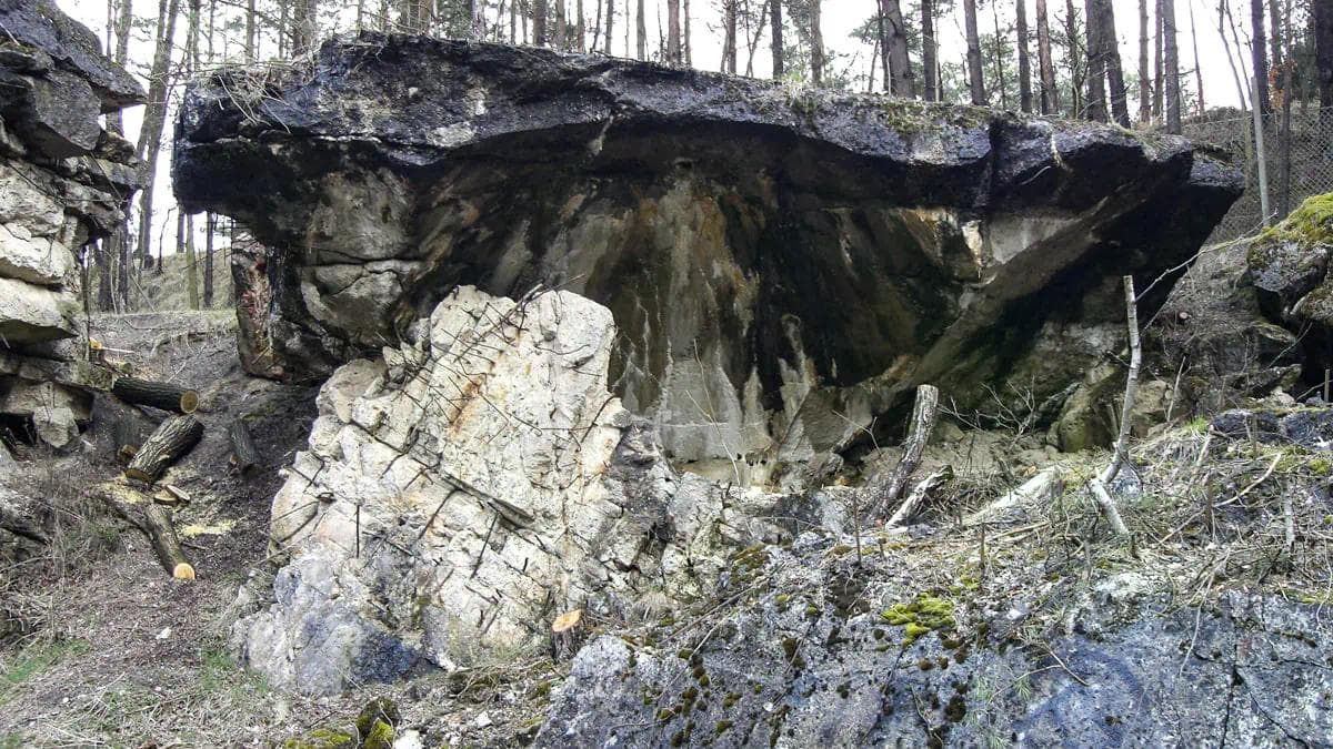 Eingestürzte Mauerreste vom Öllager