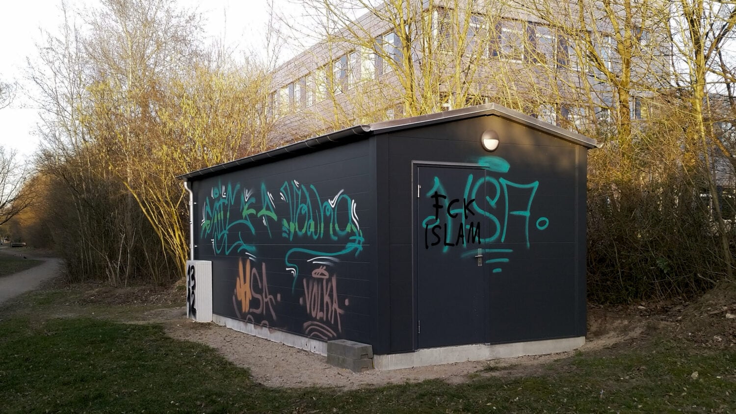 FCK Islam Graffiti hinter Berufschule
