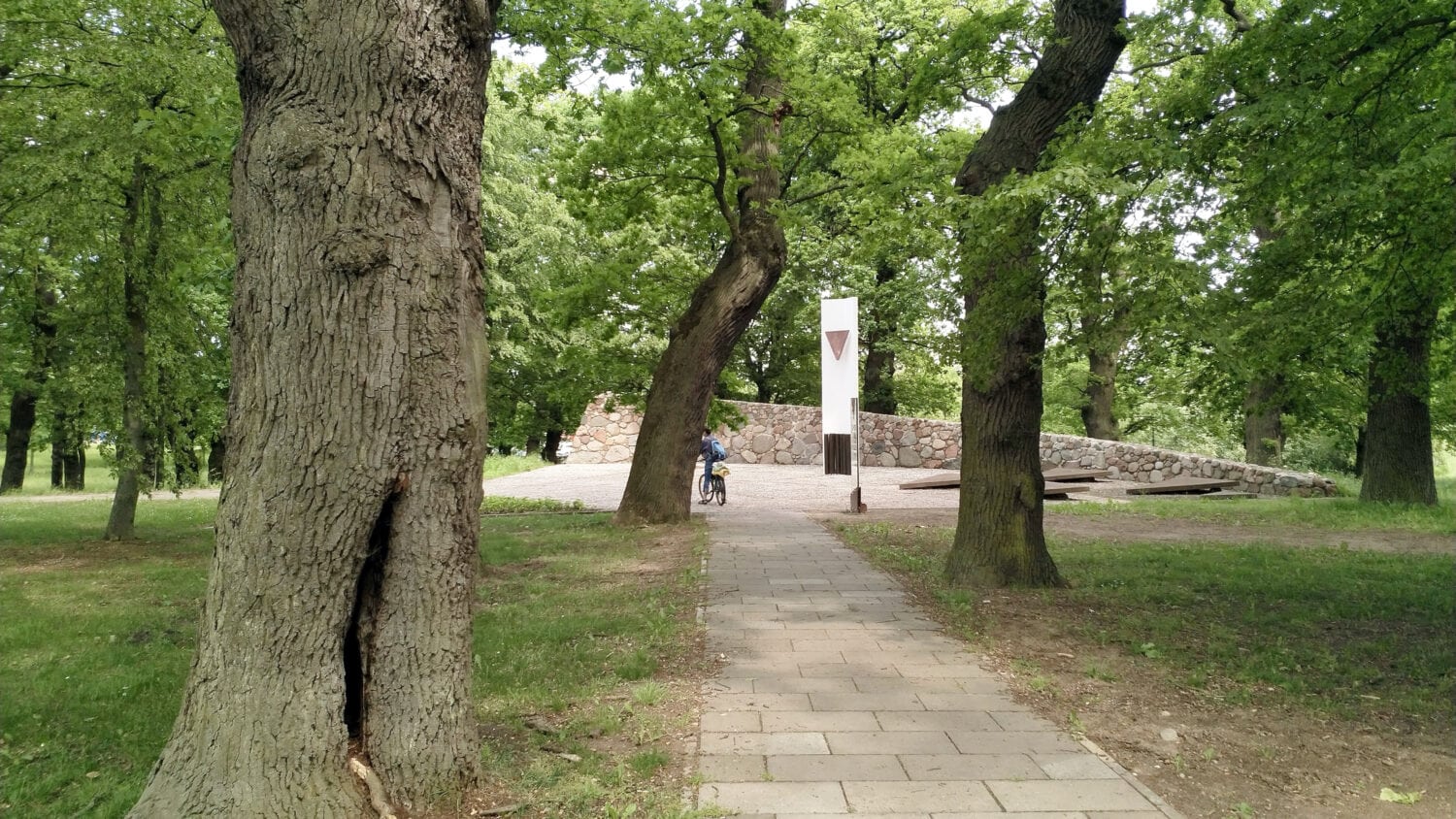 Gang zur Cap Arcona Gedenkstätte der Insel Poel