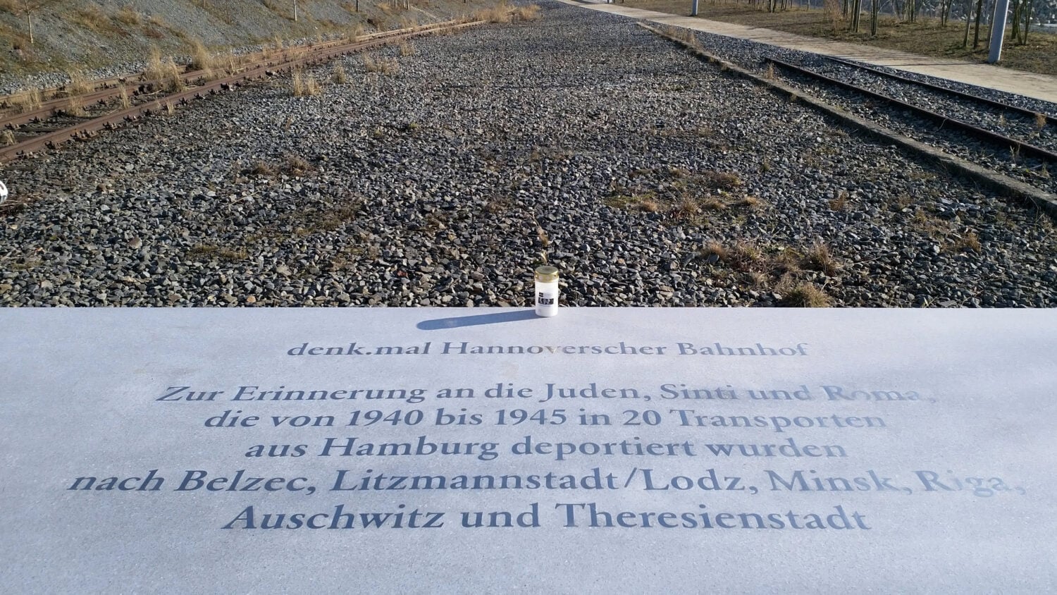 Gedenktafel am Bahnsteig