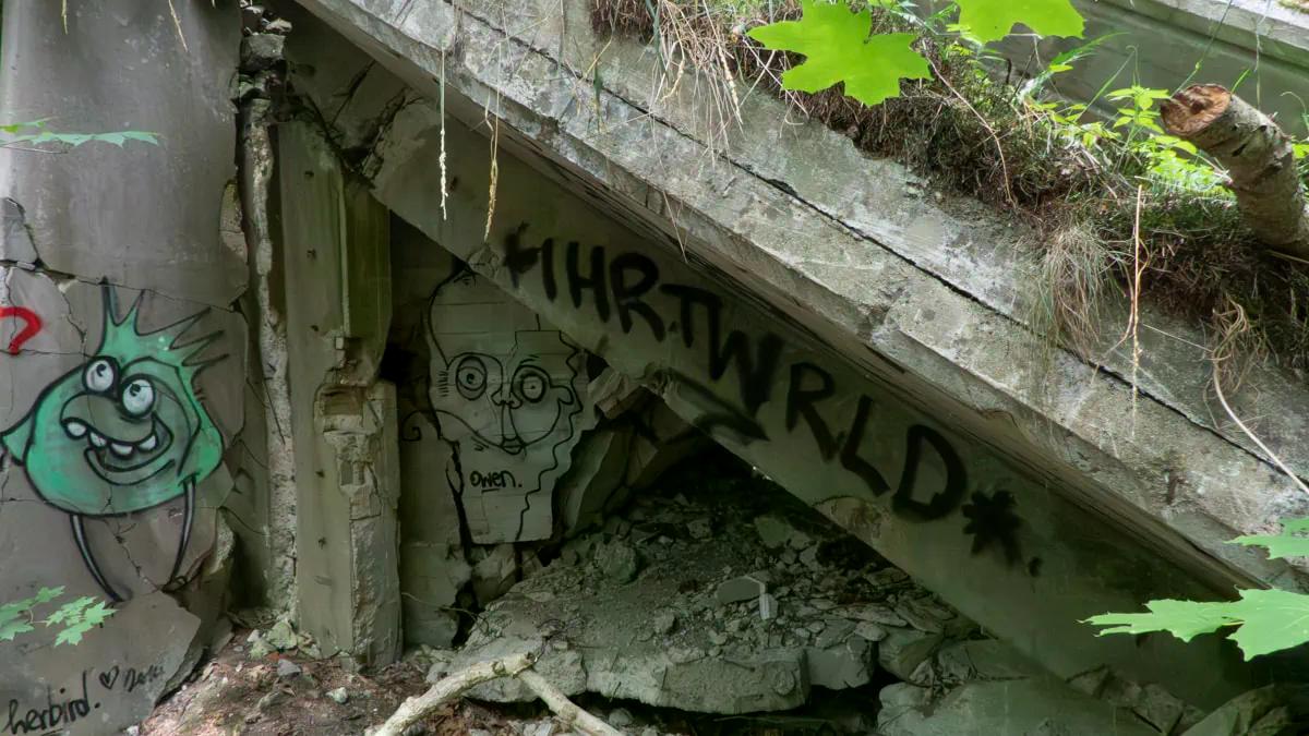 Graffiti an Trümmern