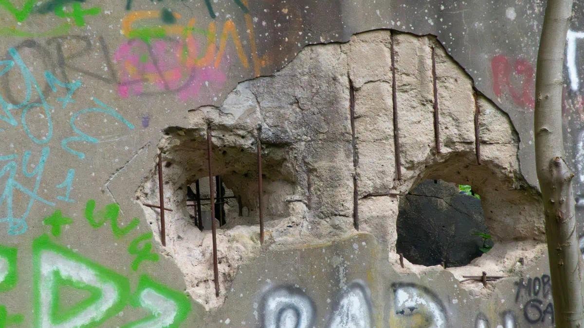 Löcher in der Betonwand