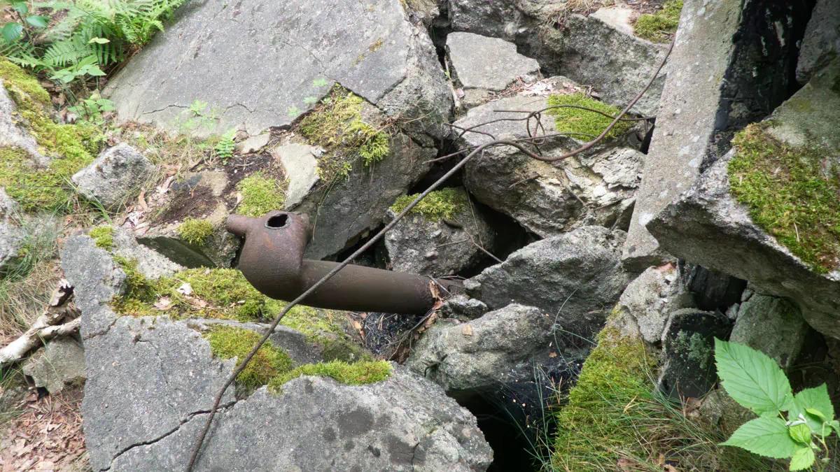 Metallrohr schaut aus Loch
