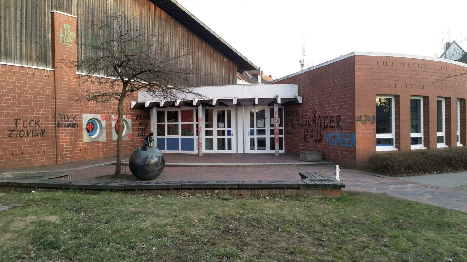 Rassistische Graffiti an Kreissporthalle