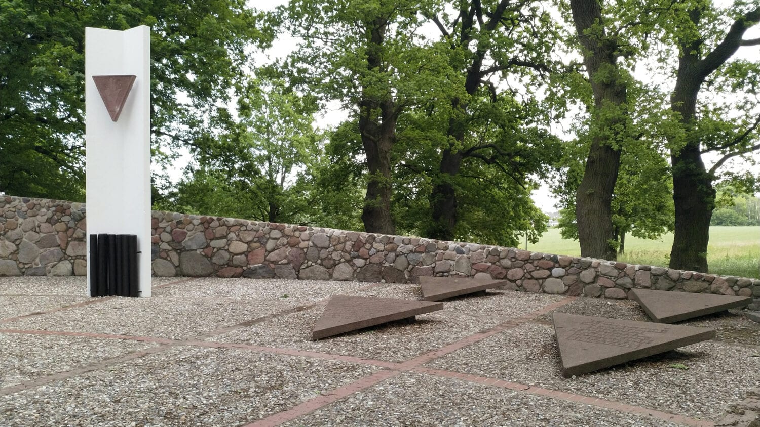 Stele und Gedenksteine