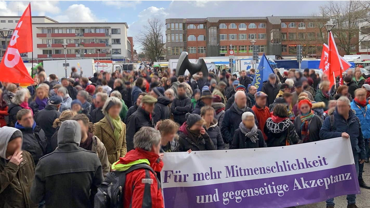 Stormarn bleibt bunt Demo vor Rathaus