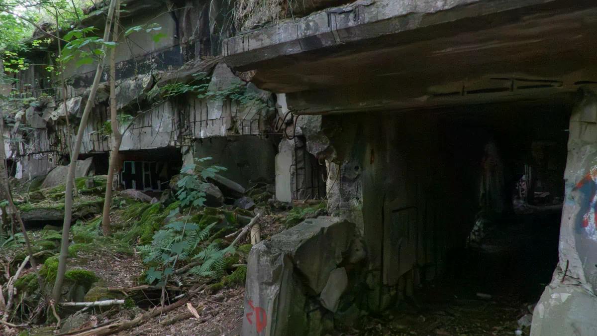 Tunnel und Rückseite von Lost Place