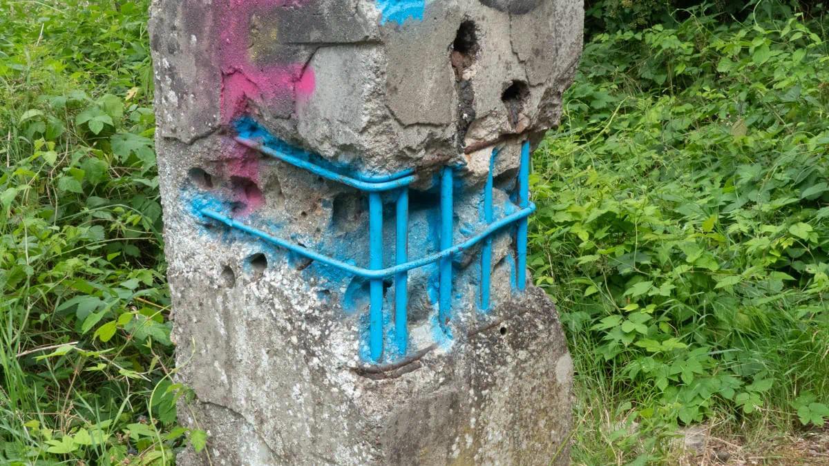 Zerbröckelter Betonpfeiler