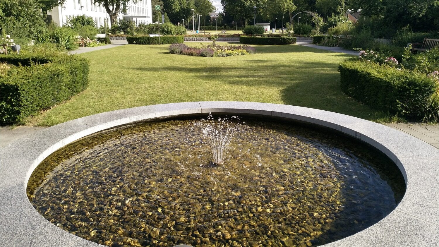 Brunnen im Rosengarten