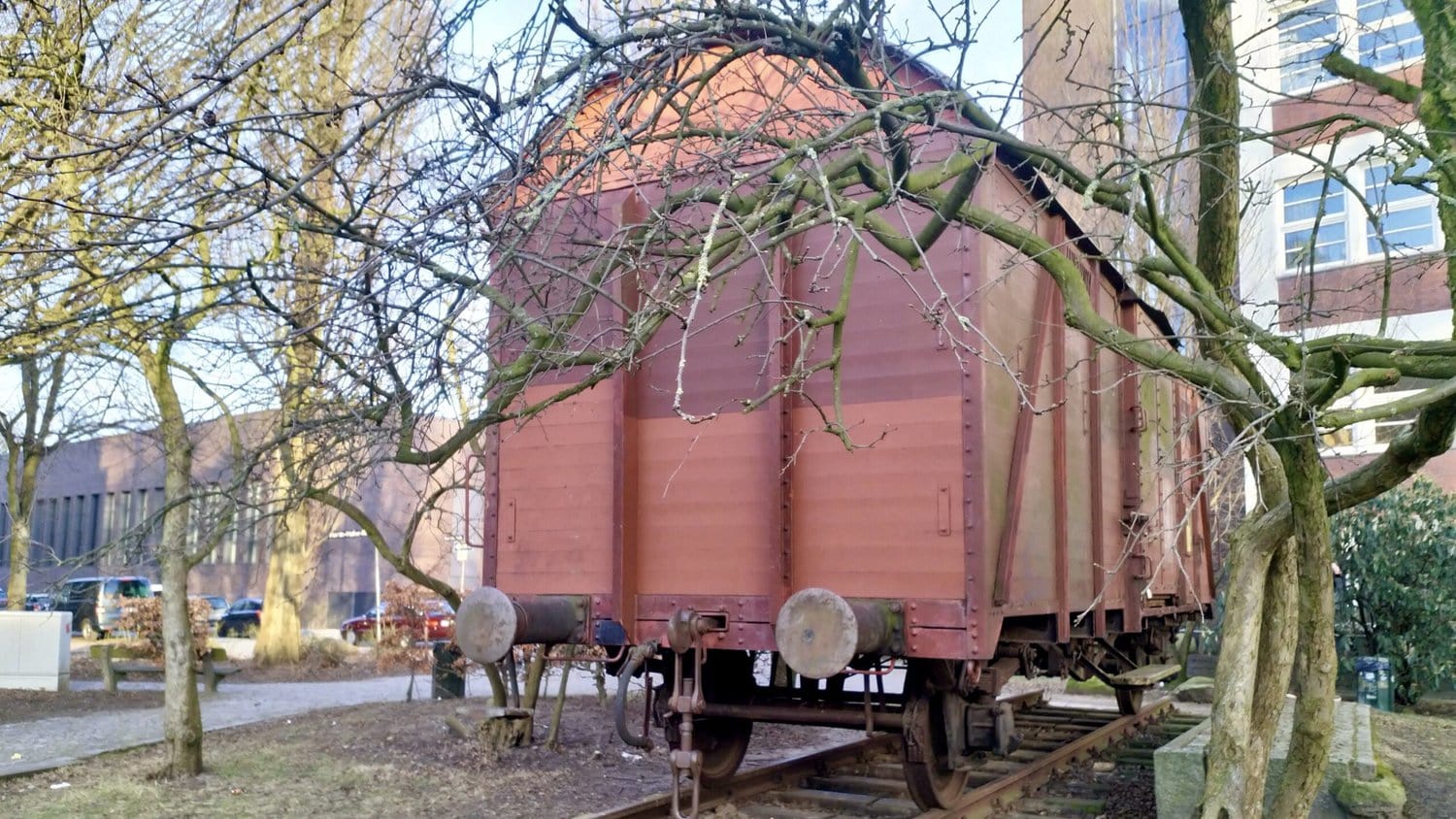 Denkmal Güterwagen hinter Baum