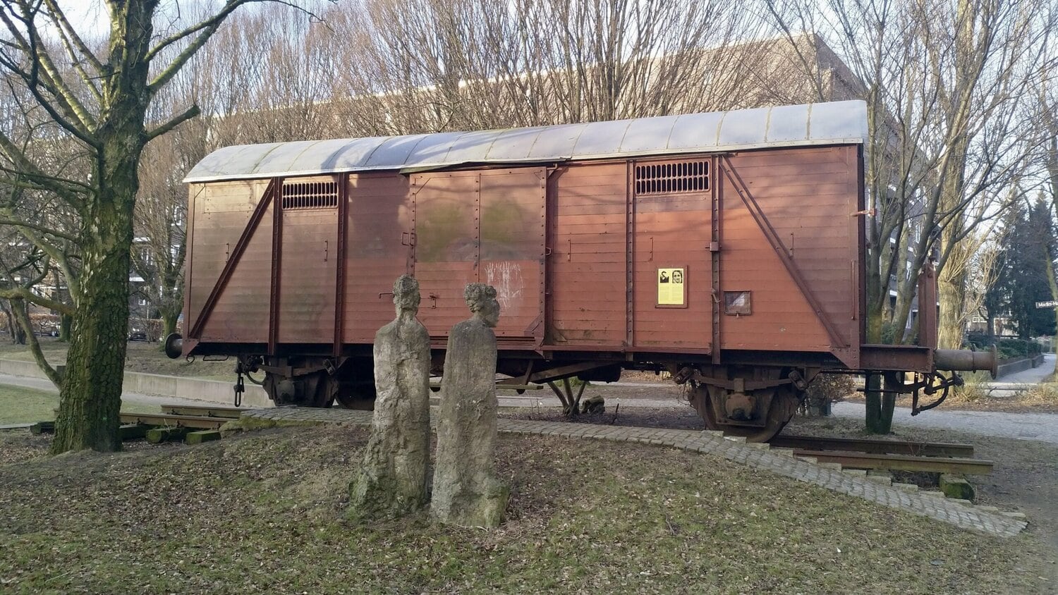 Denkmal Güterwagen mit Skulpturen