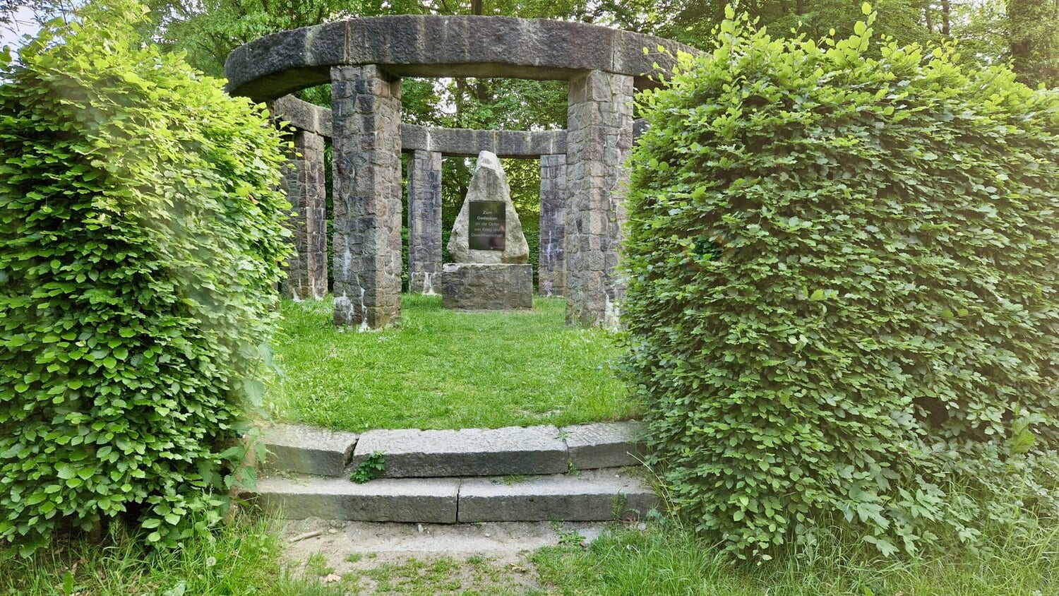 Eingang zum Kriegerdenkmal