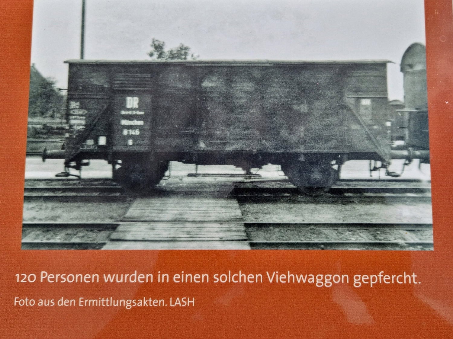 Foto von Viehwaggon in dem Menschen deportiert wurden