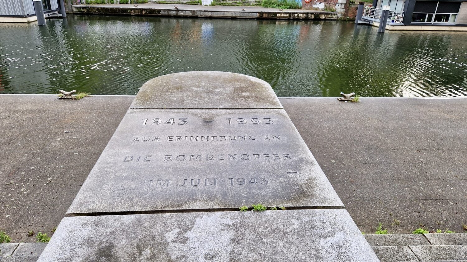 Gedenkplatte für die Opfer des Feuersturms 1943