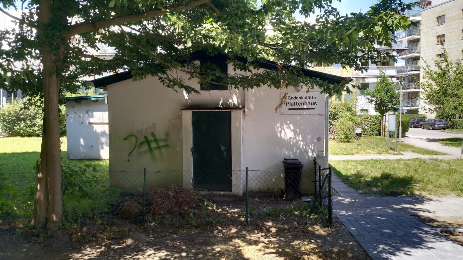 Gedenkstätte Plattenhaus Seitenansicht