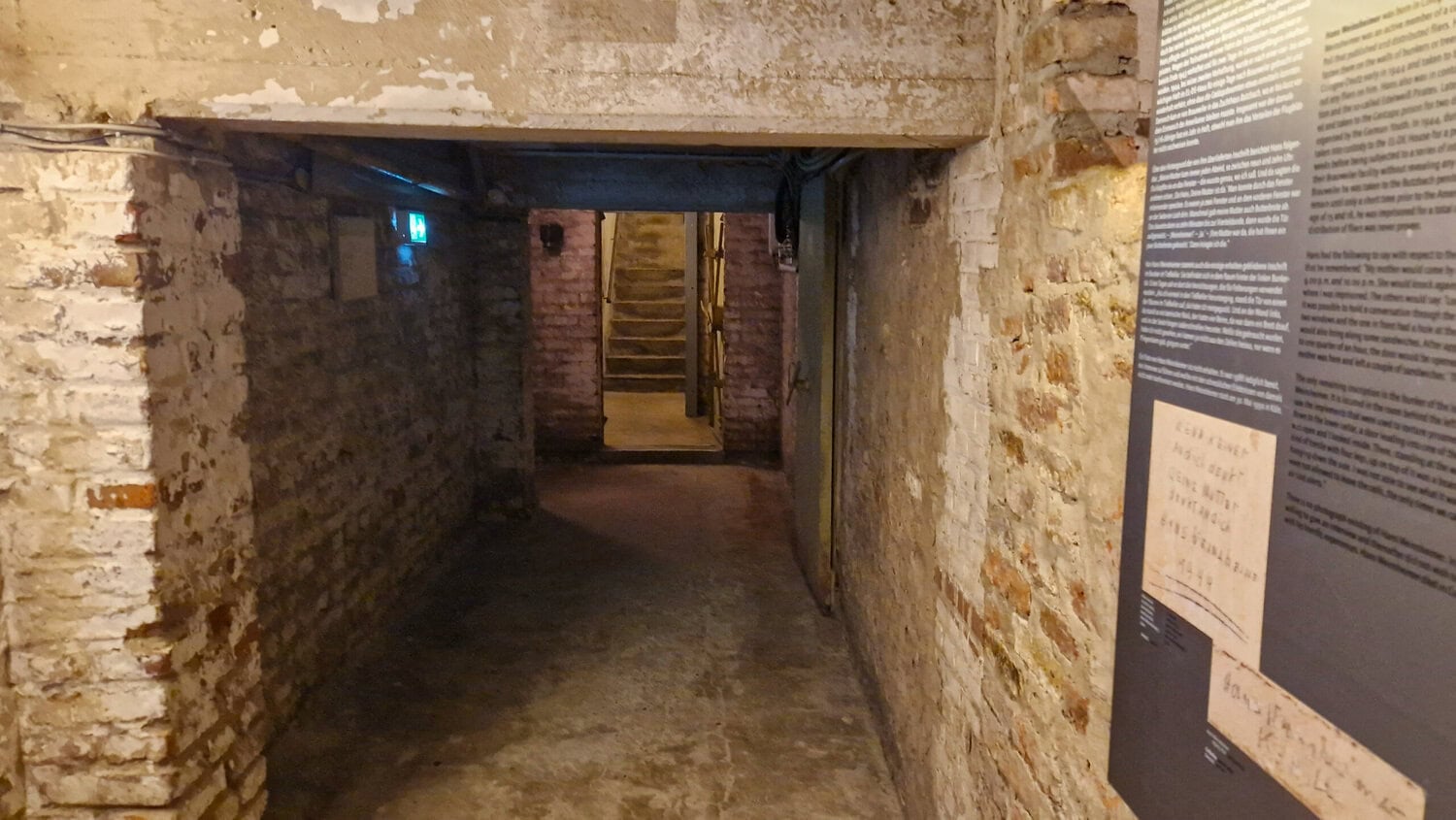 Gefängnisflur im Keller der Gedenkstätte
