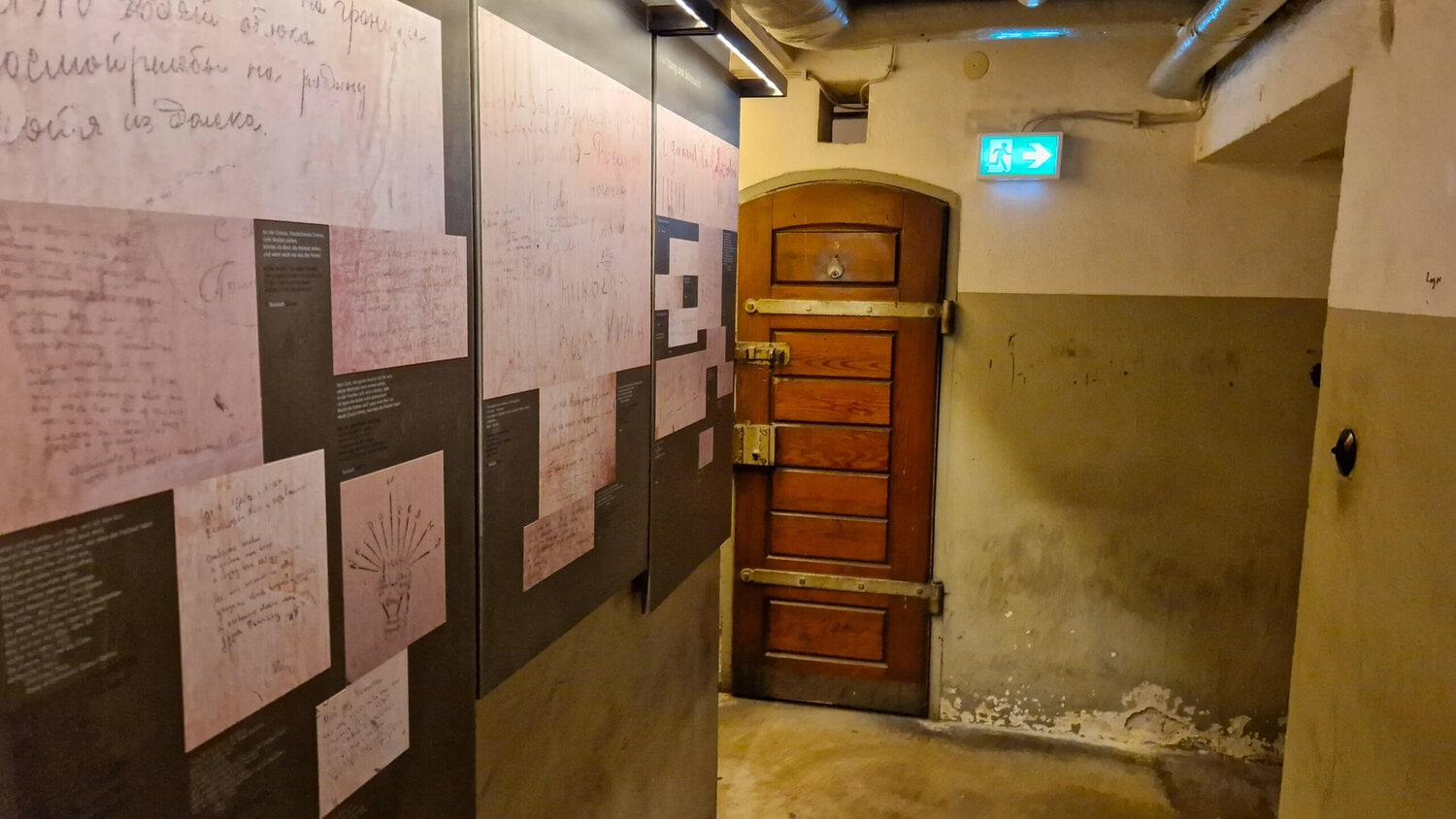 Gefängniszellen-Tür im Keller vom NS-DOK