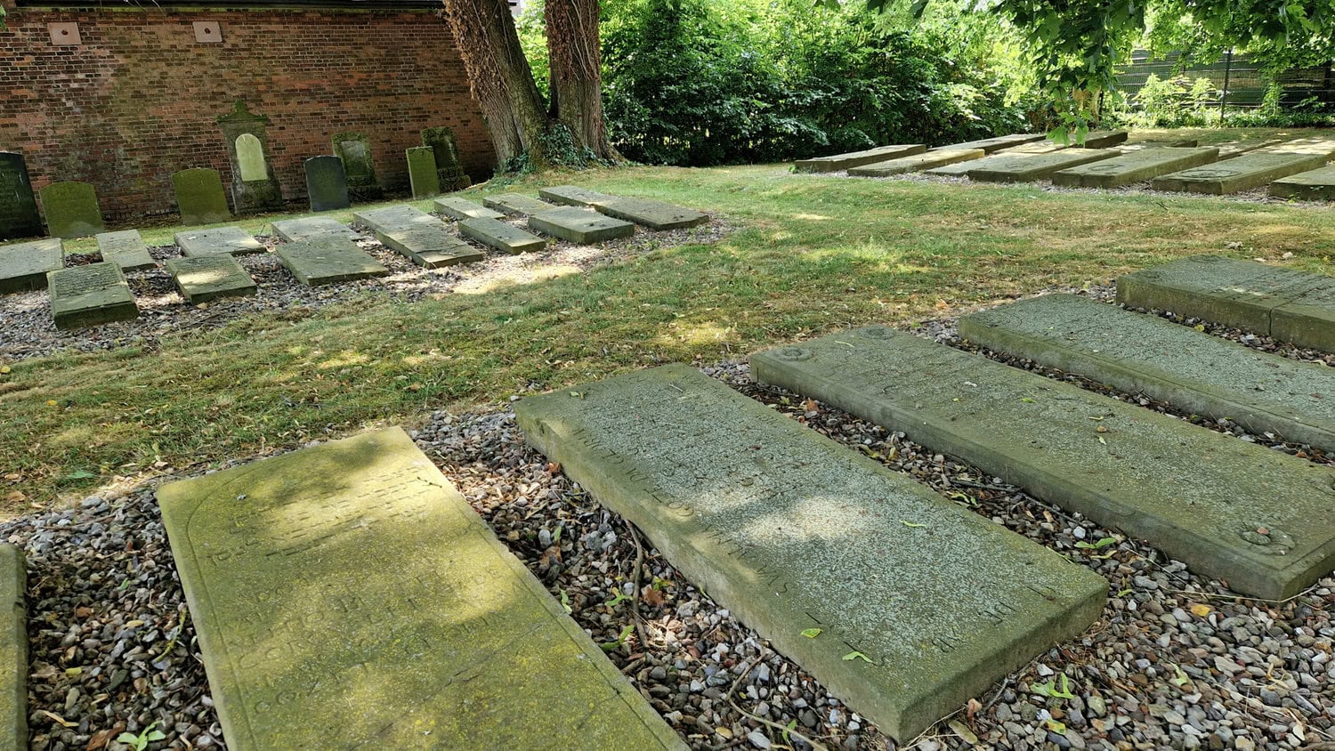 Grabsteine auf dem Friedhof