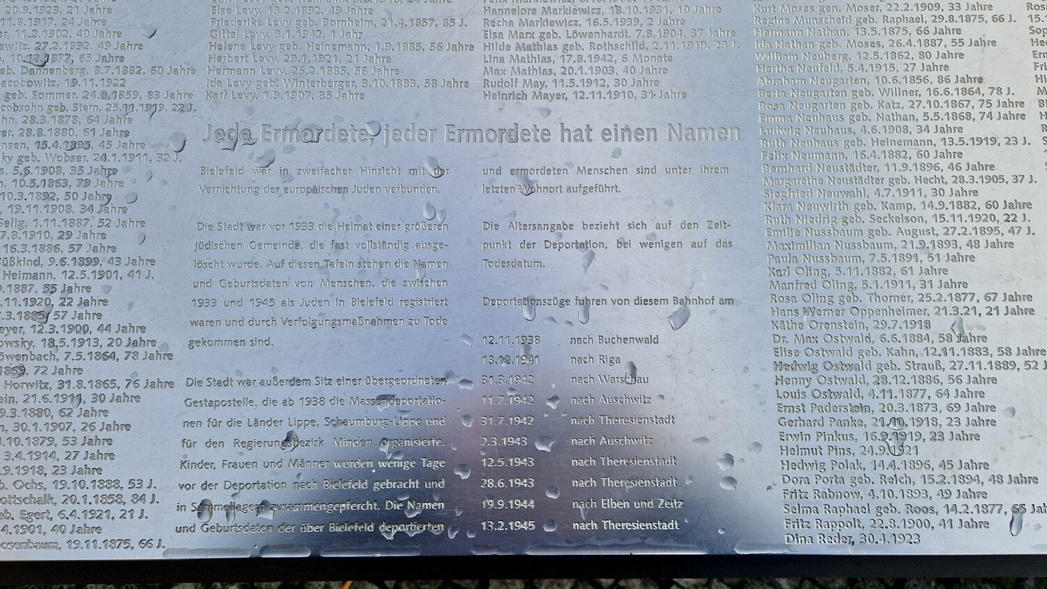 Inschrift "Jede Ermordete Jeder Ermordete hat einen Namen"