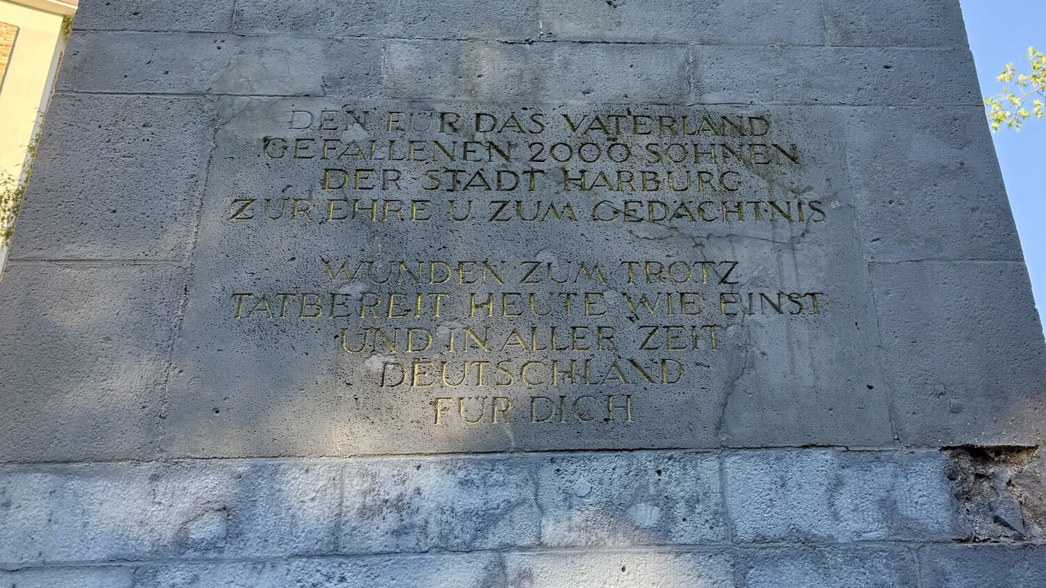 Inschrift kriegerdenkmal der soldat