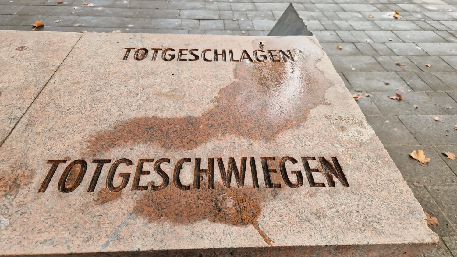 Inschrift zu den Taten der Nazis