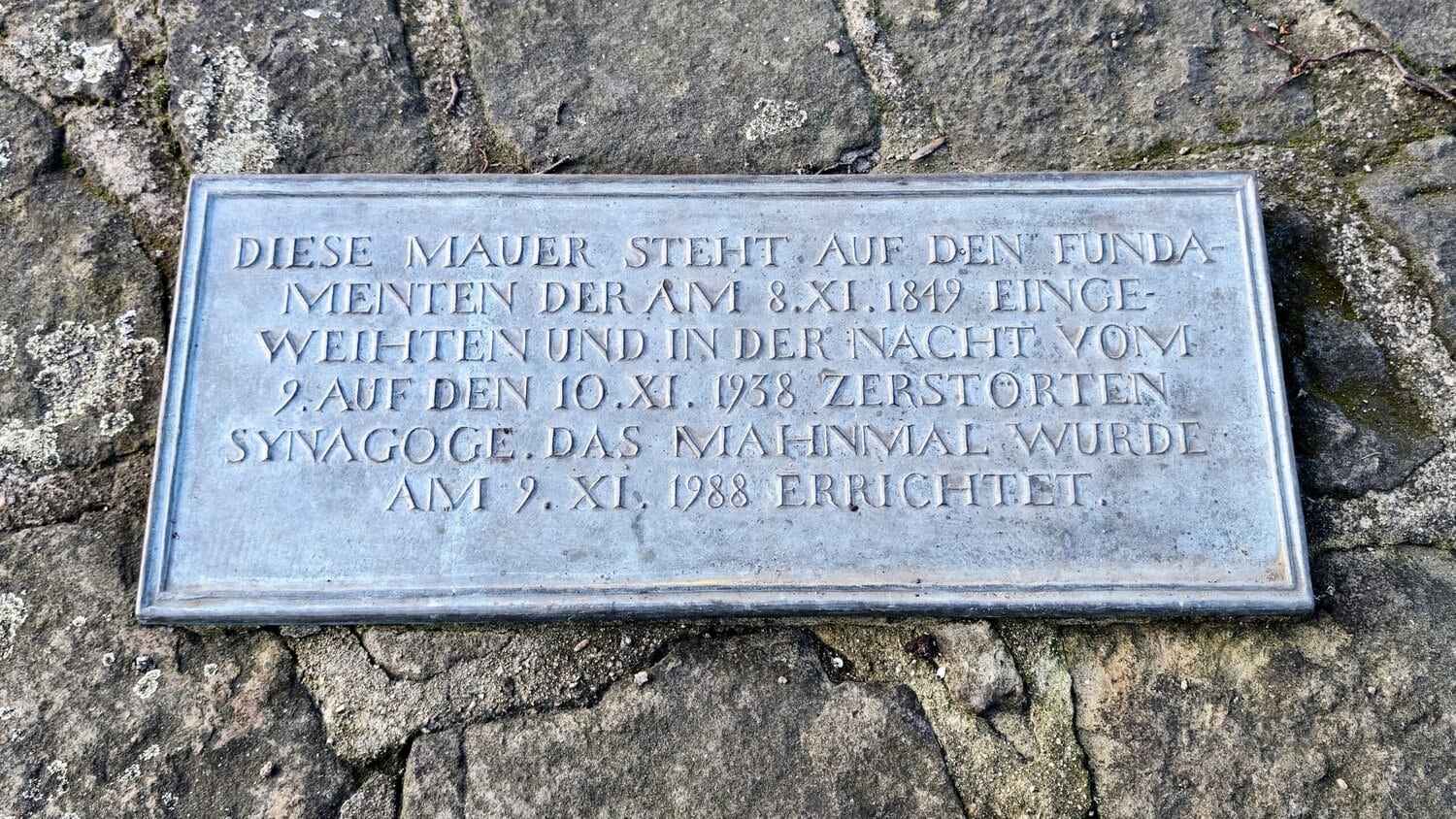 Inschrift zum Fundament der zerstörten Synagoge