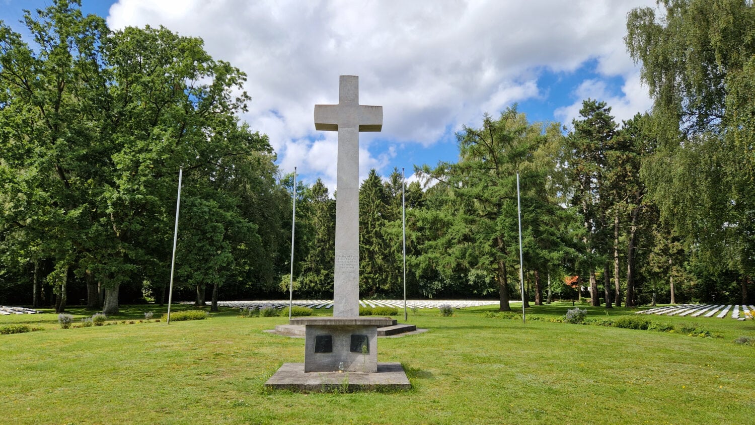 Italienisches Ehrenmal mit Grabsteinen