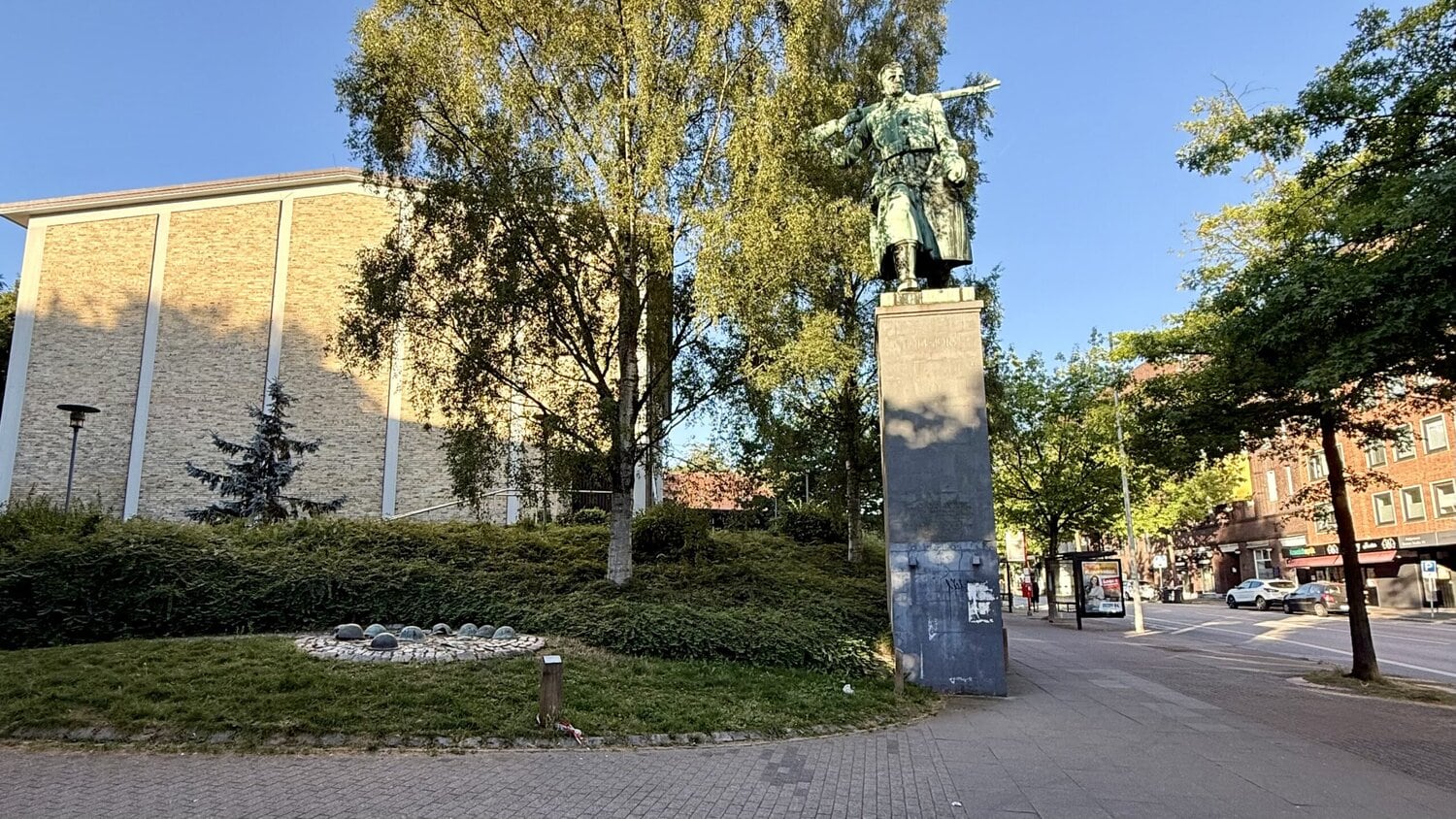Kriegerdenkmal der soldat und trauriges kind