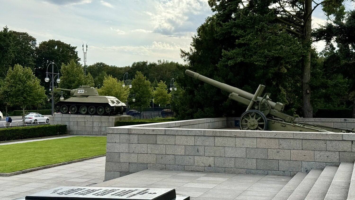 Kriegsgerät am Sowjetischen Ehrenmal