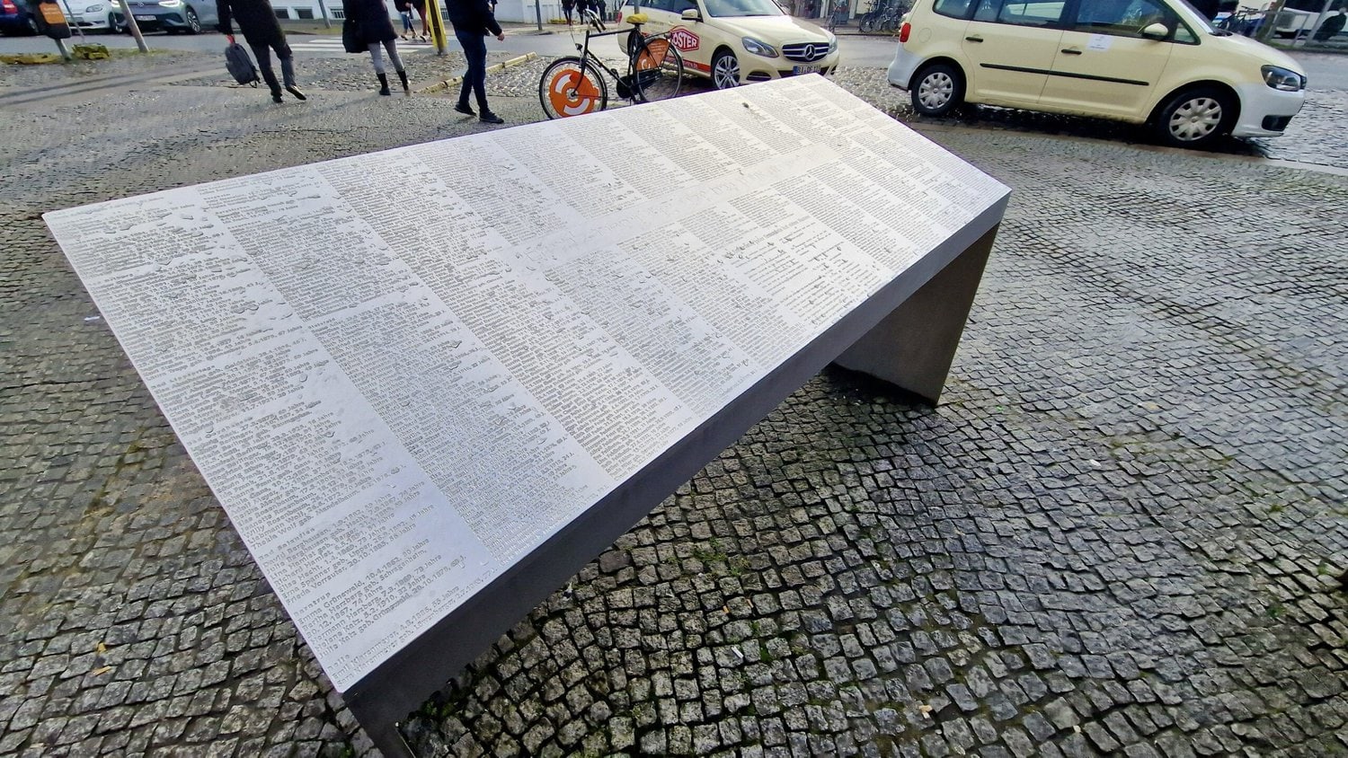 Linke Seite des Mahnmals