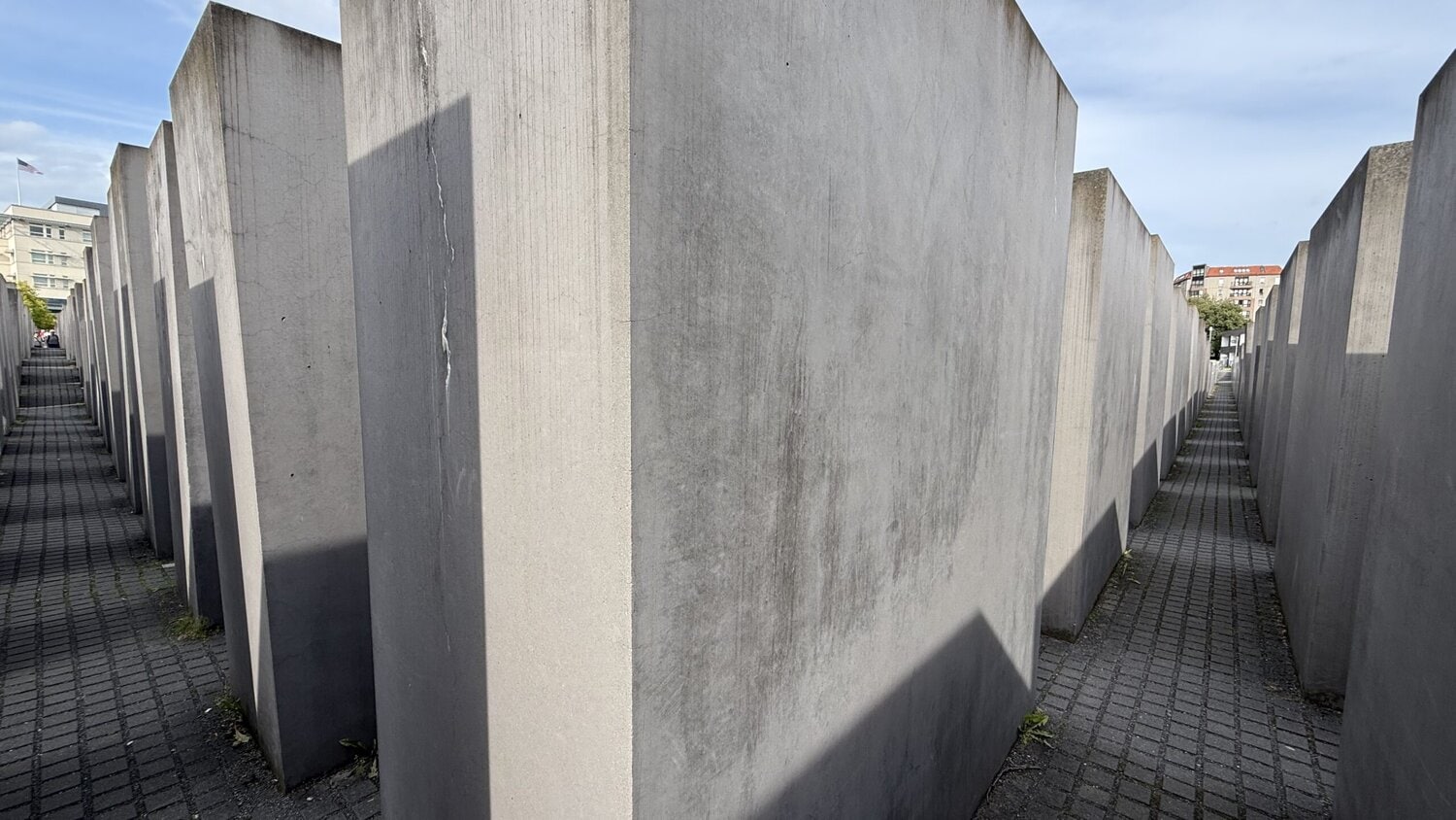 Mahnmal für ermordete Juden in Europa - Gang durch Stelen