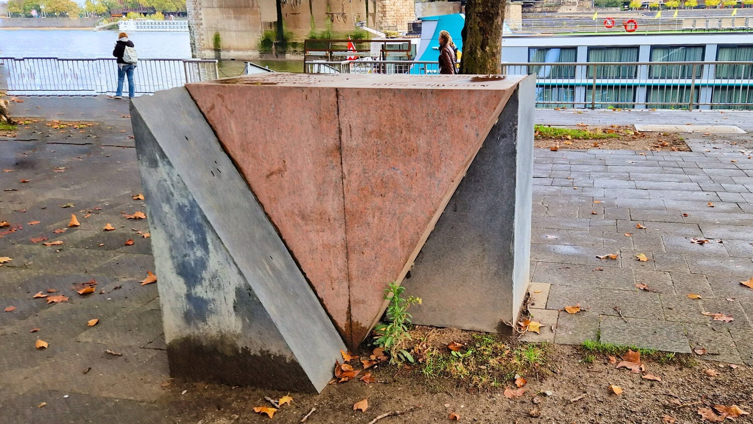 Mahnmal Rosa Winkel am Rhein in Köln
