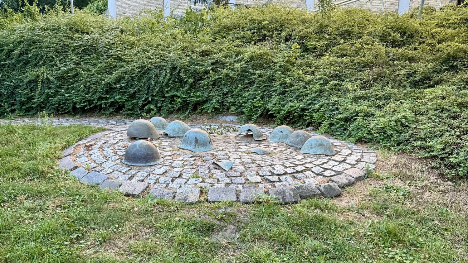 Mahnmal trauerndes kind