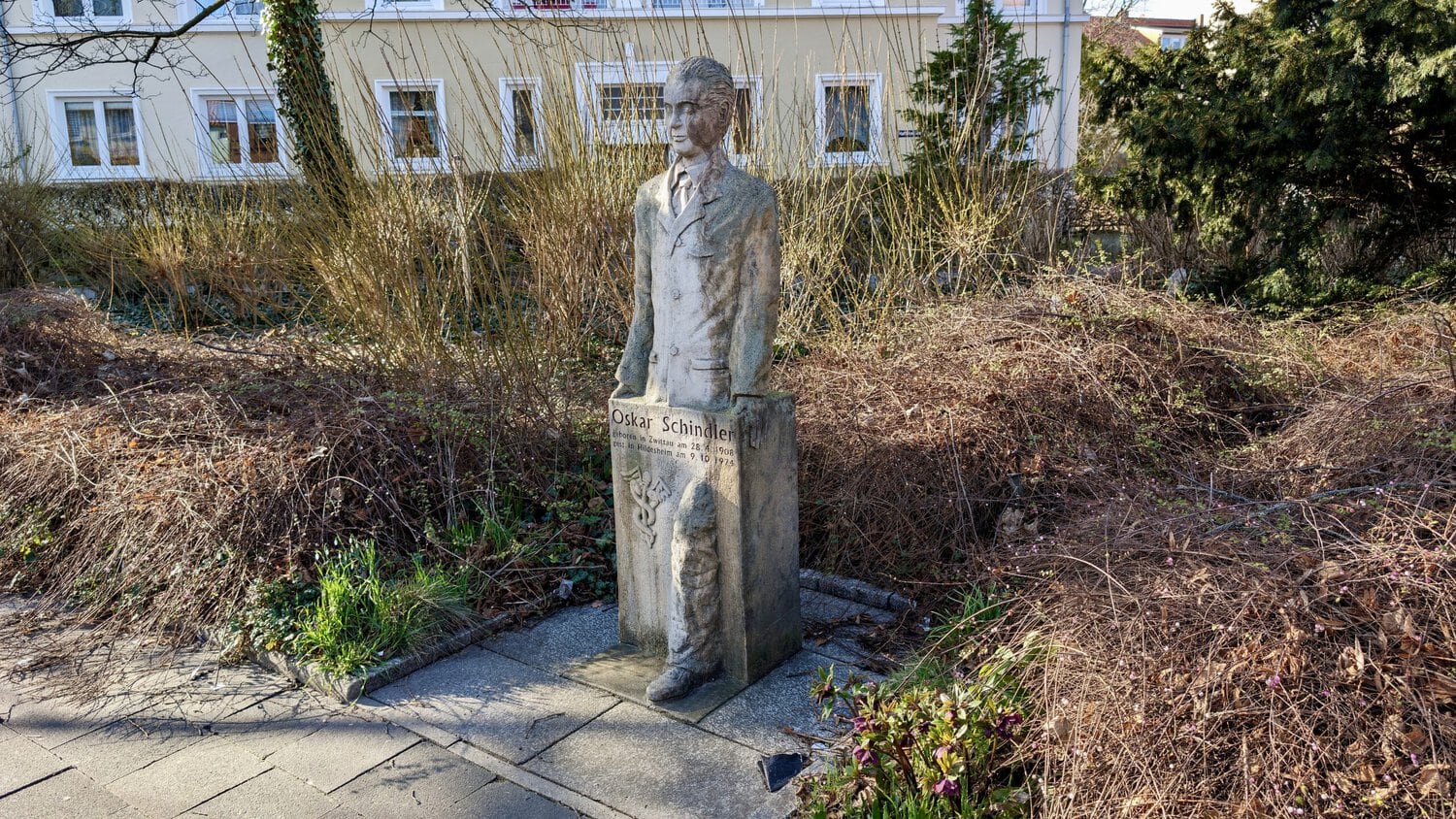Oskar Schindler Denkmal mit Inschrift