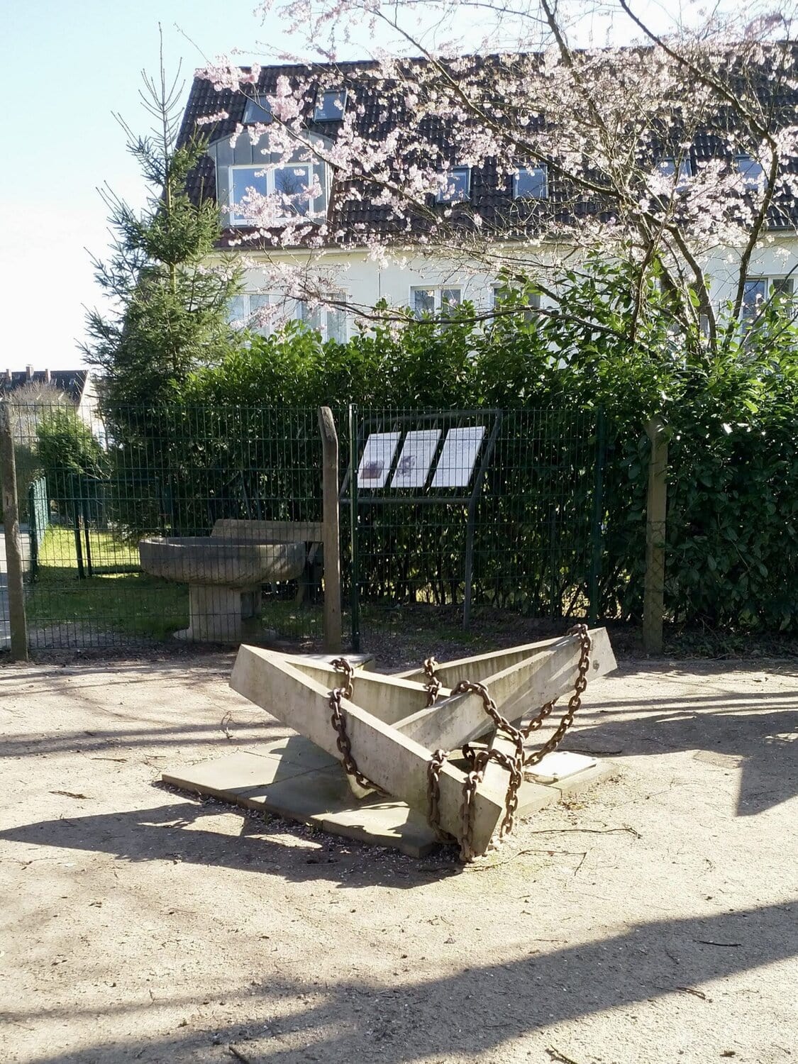 Skulptur zum Gedenken an Opfer Drägerwerke