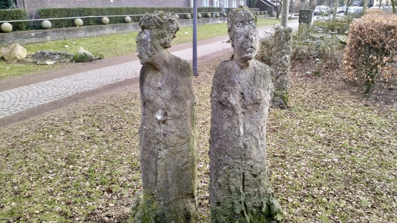 Skulpturen von Lehrerinnen am Denkmal Güterwagen
