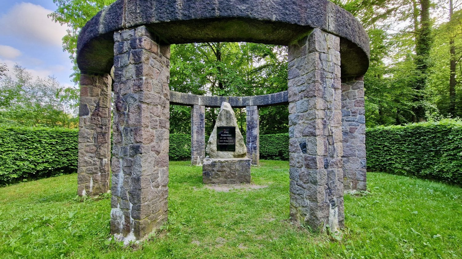 Steinsäulen am Kriegerdenkmal