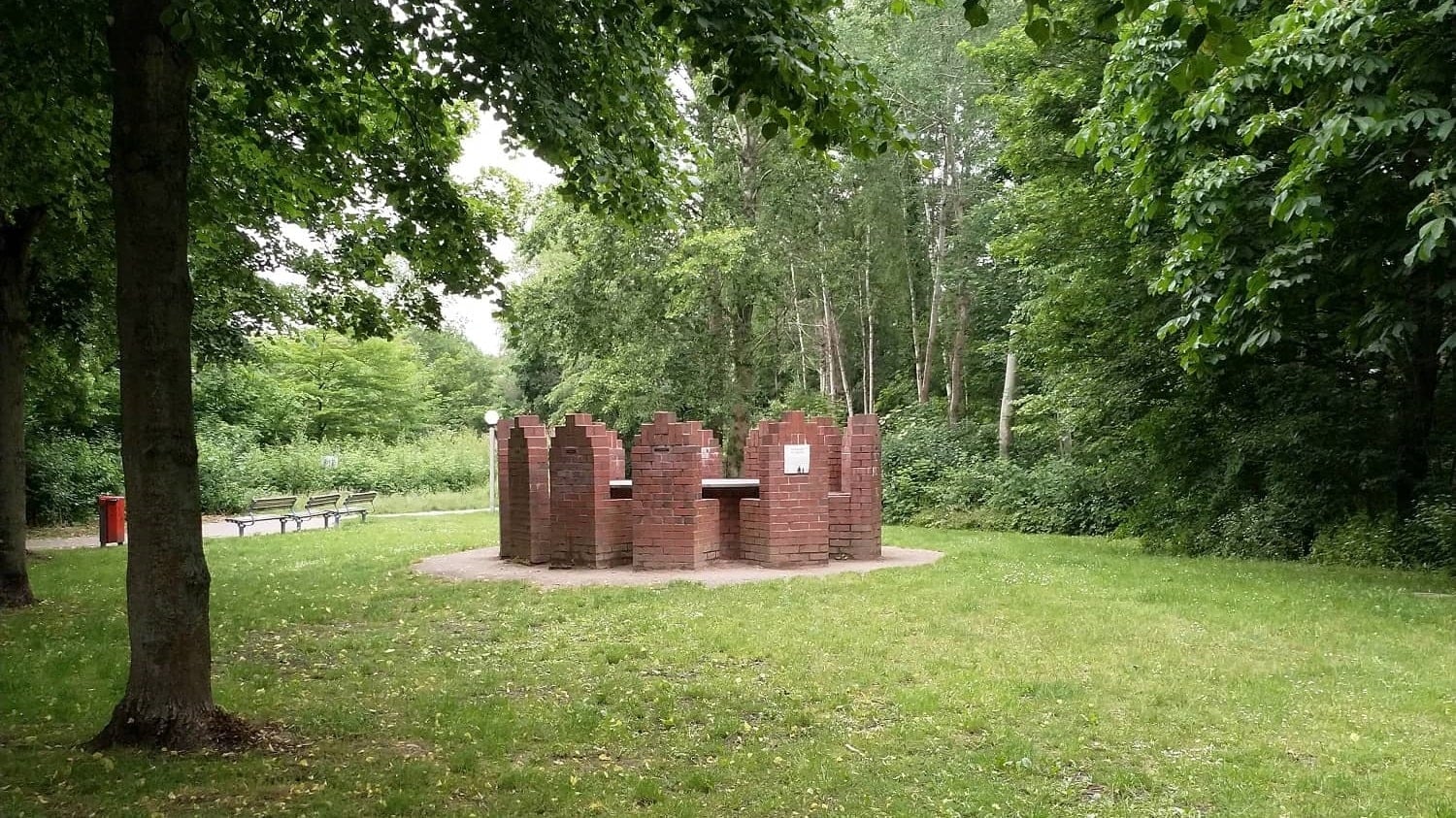 Komplettansicht vom Mahnmal Tisch mit 12 Stühlen