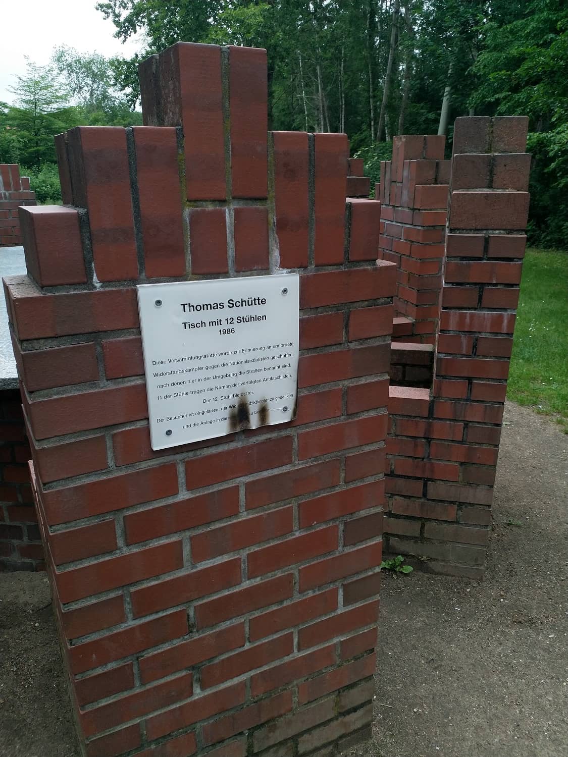 Tisch mit 12 Stühlen - Stuhl für Thomas Schütte