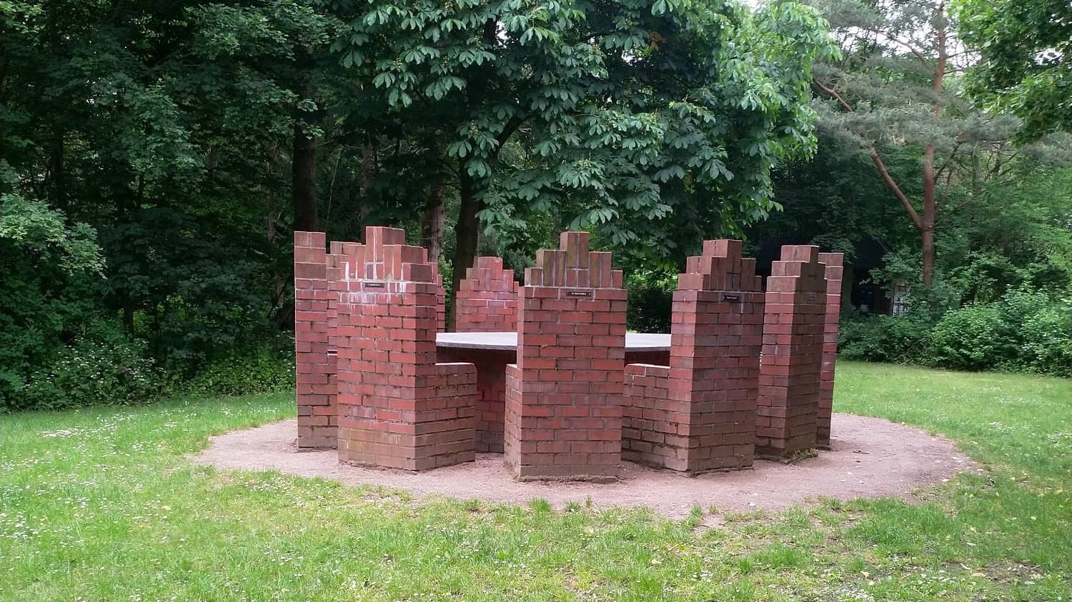 Tisch mit 12 Stühlen