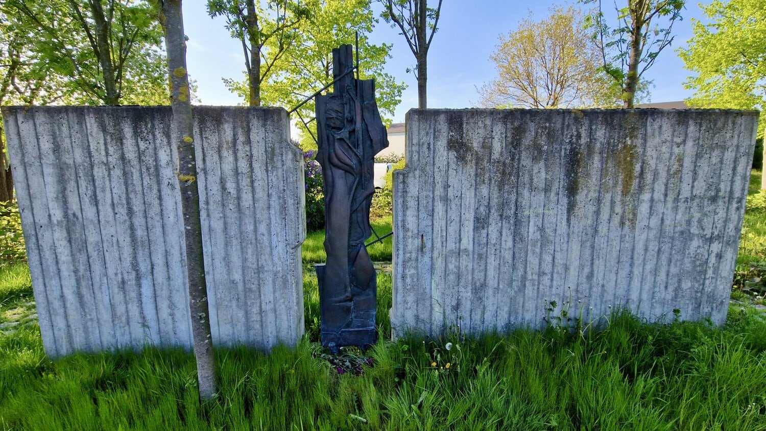 Mahnmal Bronzeplastik im Mauerdurchbruch