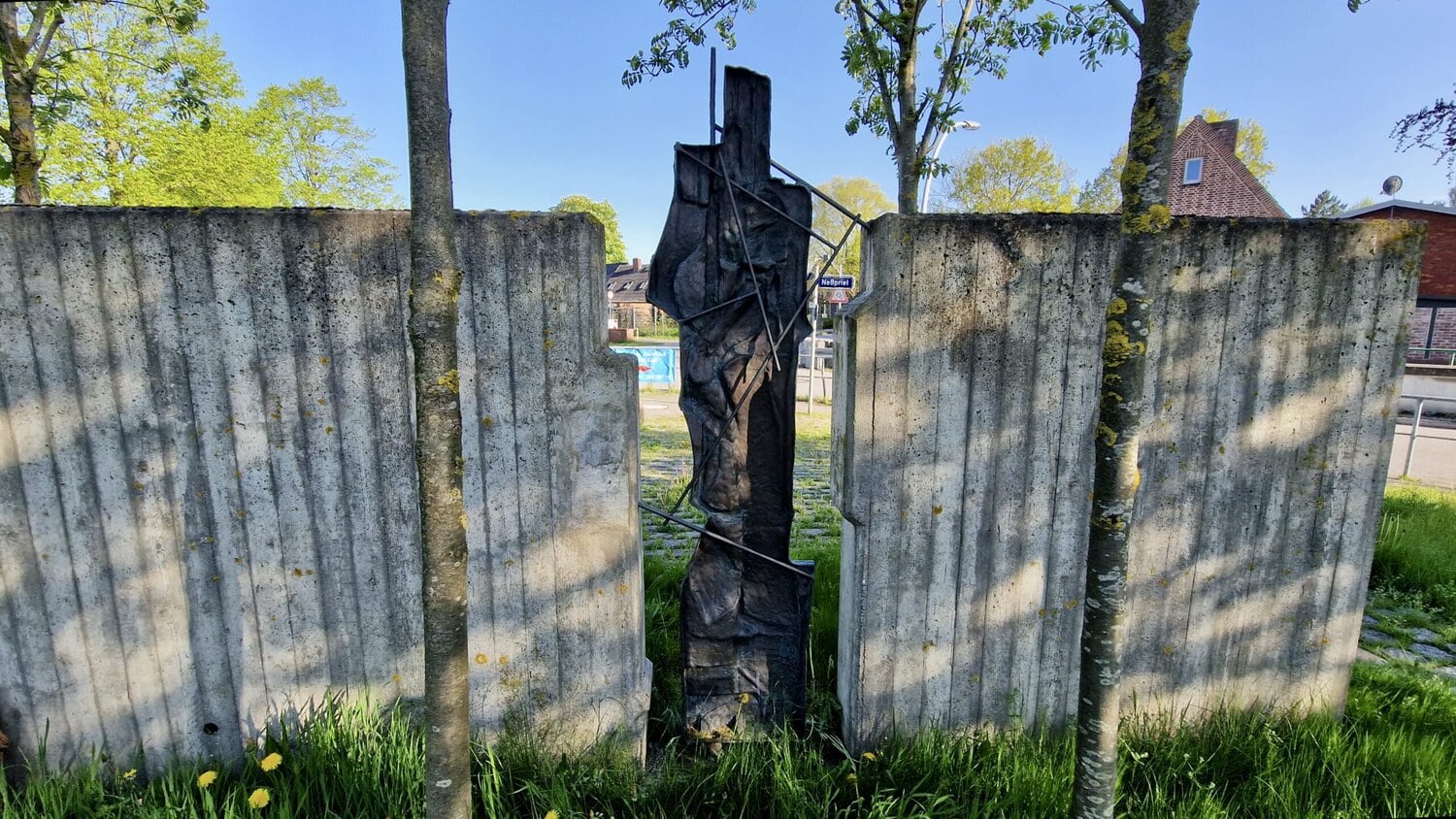 Rückseite vom Mahnmal KZ-Außenlager Deutsche Werft
